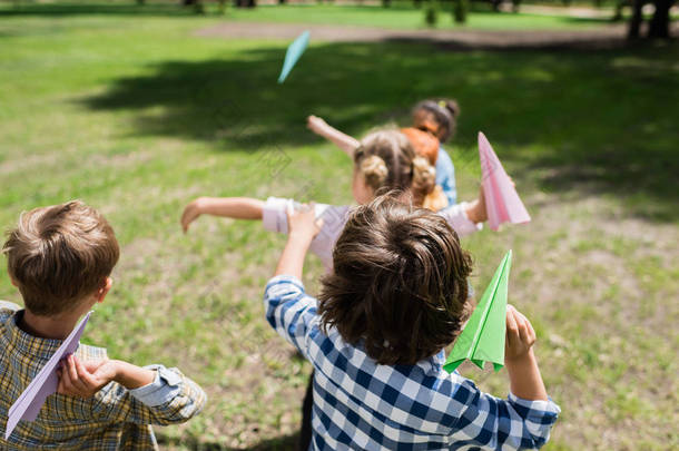 孩子们玩纸飞机