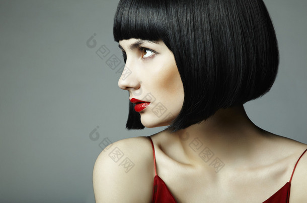 一个年轻漂亮的黑发女人的时尚肖像