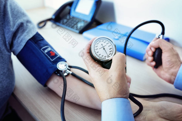 医生测量<strong>病人</strong>的血压