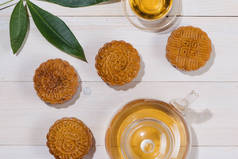 月饼和茶，中国中期秋天的节日食品。角度视图 f
