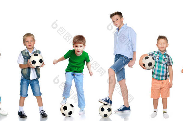 一大群有足球的男孩.