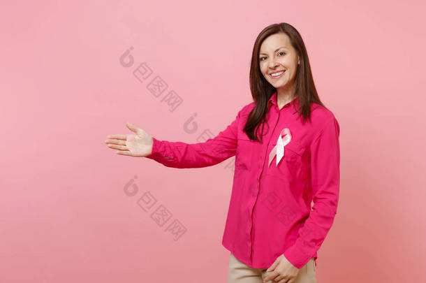玫瑰衣服与粉红色丝绸丝带符号查出在柔和的墙壁背景, 工作室肖像的妇女。医疗保健妇科肿瘤学, 乳腺癌意识概念。模拟复制空间