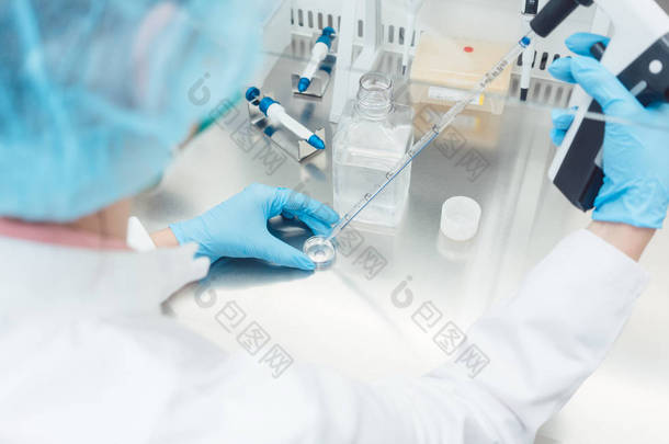 科学家在实验室进行生物技术实验 