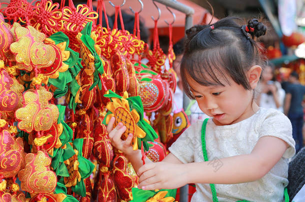 在对传统<strong>中国</strong>红装饰<strong>中国</strong>服饰的小女孩在<strong>中国</strong>新的一年，<strong>中国</strong>城节在曼谷，泰国很受欢迎.
