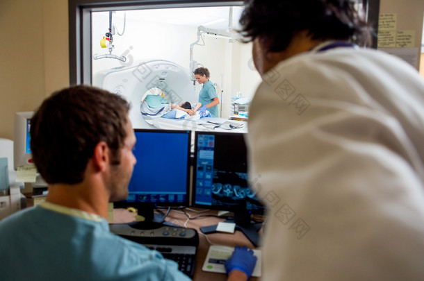 医疗团队操作在 ct 扫描实验室中的计算机