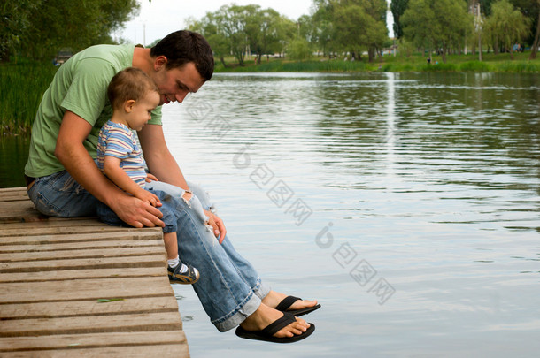 父亲和儿子在河