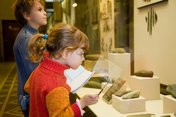 男孩和小女孩在游览在历史博物馆附近展邀请函
