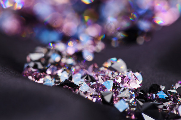 钻石 (小小的紫色宝石) 石头堆在黑丝布 b