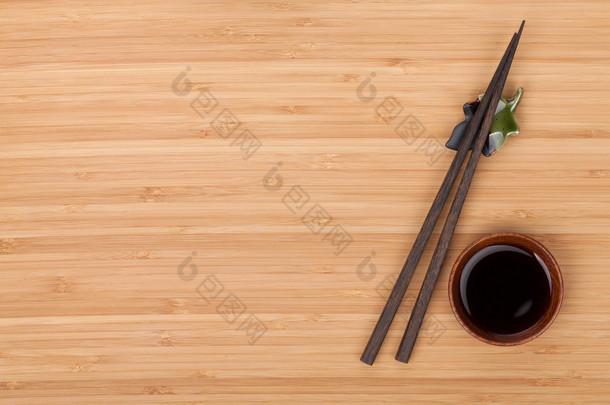 寿司筷子和酱油碗