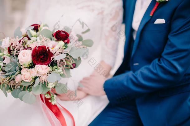 <strong>新郎</strong>和新娘举行婚礼的花束