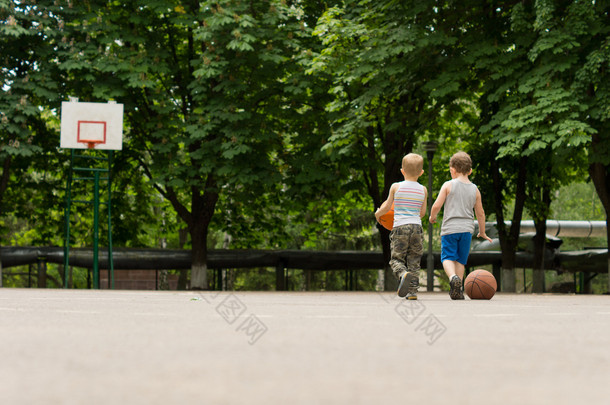 走出一个<strong>篮球场</strong>的两个小男孩