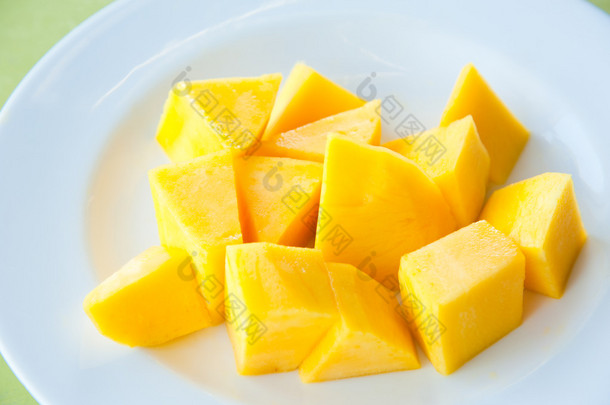 在白盘子里的芒果: 最受欢迎和美味的泰国水果