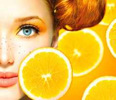 女模特与多汁的橘子.