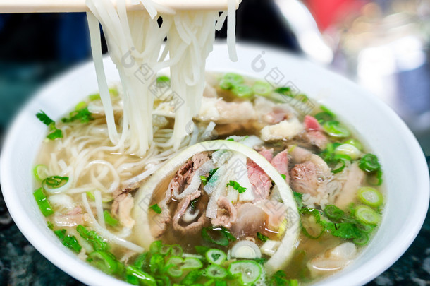 传统的越南河粉牛肉汤面 