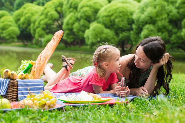 母亲带着女儿在户外公园野餐
