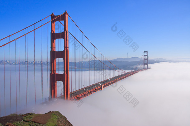 旧金山金门大桥在雾中