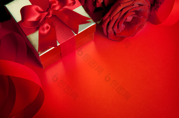 艺术<strong>情人节</strong>卡与红玫瑰和礼品盒上红色出让