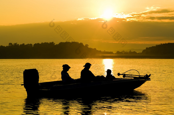 日出时的钓鱼船