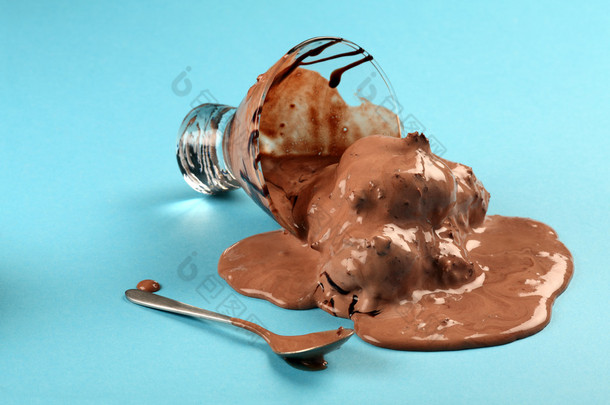 巧克力冰激淋洒