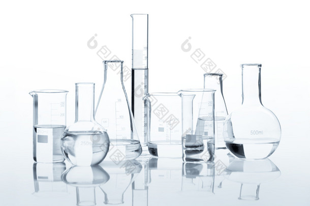 集团的经典实验室瓶与清楚的液体