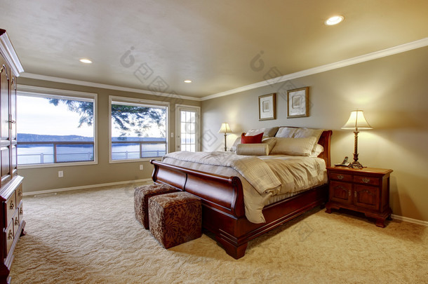 与实木床和水视图间大的卧室.