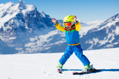 小孩在山上滑雪