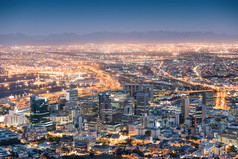 从信号山开普敦期间蓝色小时-南非现代城市与壮观夜景全景日落之后的鸟瞰图
