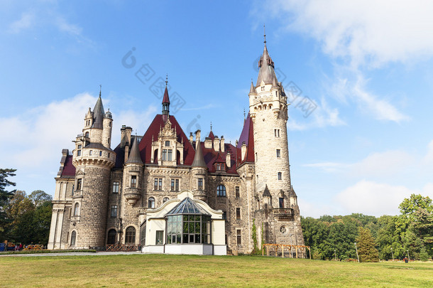 在一个阳光明媚的日子，波兰在 17 th 世纪 Moszna 城堡上查看