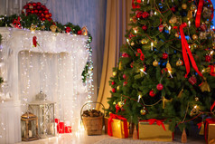 壁炉、 圣诞节和新年的圣诞树.