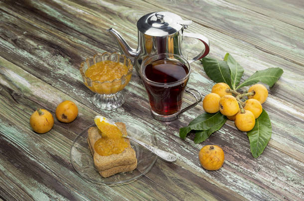 科欧水果、 果酱和木制的桌子上的茶