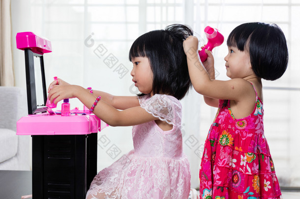 亚洲的中国小姐妹玩化妆玩具