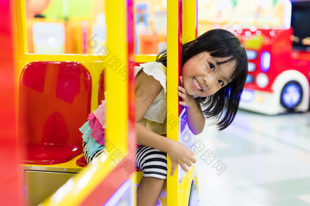 亚洲的中国小女孩骑玩具汽车