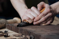 木雕，主人的手里工作与木表面，专业做木制工艺品