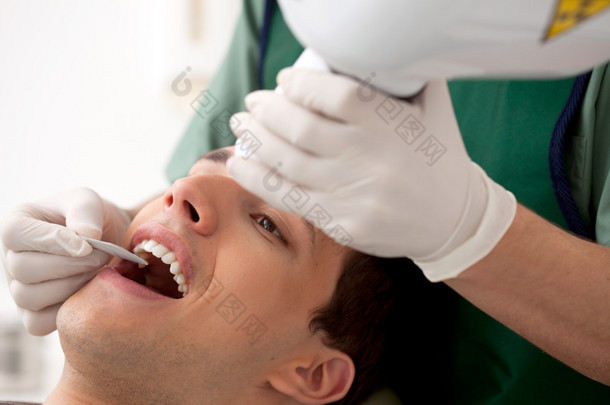 牙医准备 x 射线