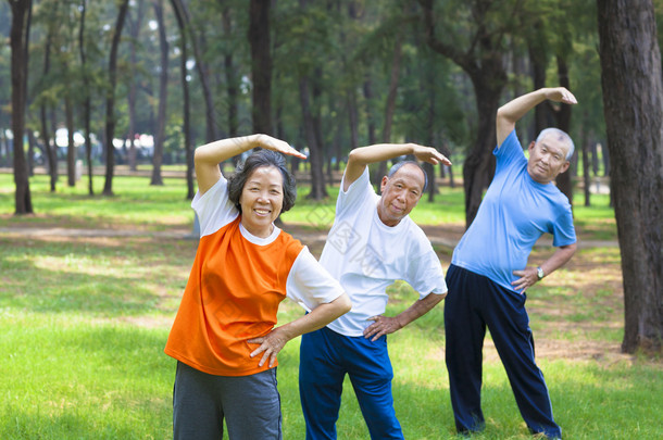 所有前辈做<strong>体操</strong>在公园里