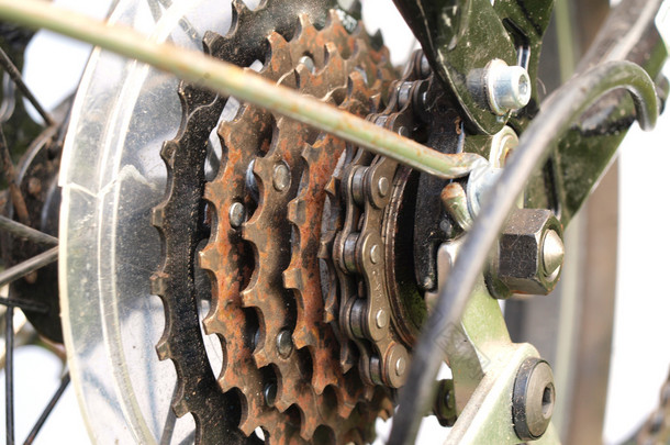 关闭生锈的自行车齿轮和链条.