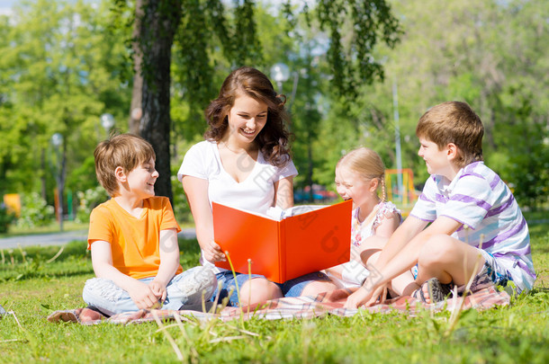 老师读一本书中夏公园的儿童