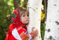 俄罗斯民族服饰的小女孩