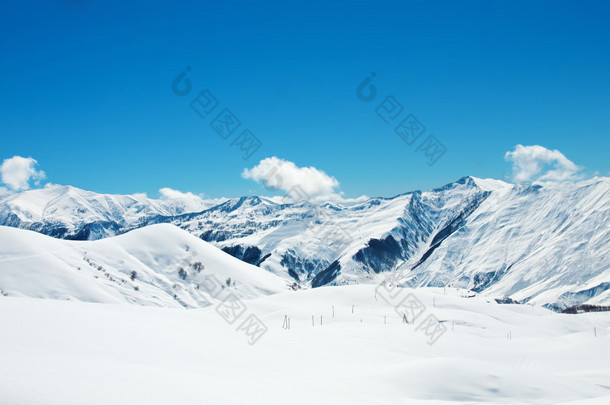 冬天大雪下的高山