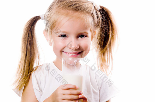 一个小女孩拿一杯<strong>牛奶</strong>的肖像