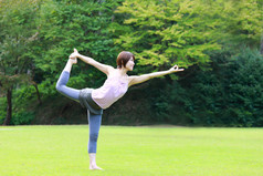保存下载预览日本女人外面做瑜伽的舞蹈构成主
