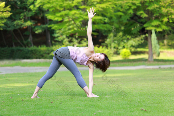 日本女人外面做瑜伽旋转的三角伸展式