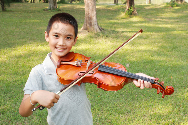 快乐的男孩，他拉小提琴