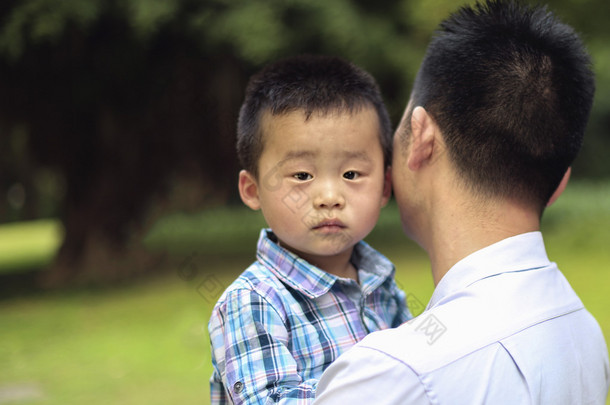 中国爸爸抱着他的小儿子。<strong>展望未来</strong>的男孩。爸爸和儿子在公园散步.