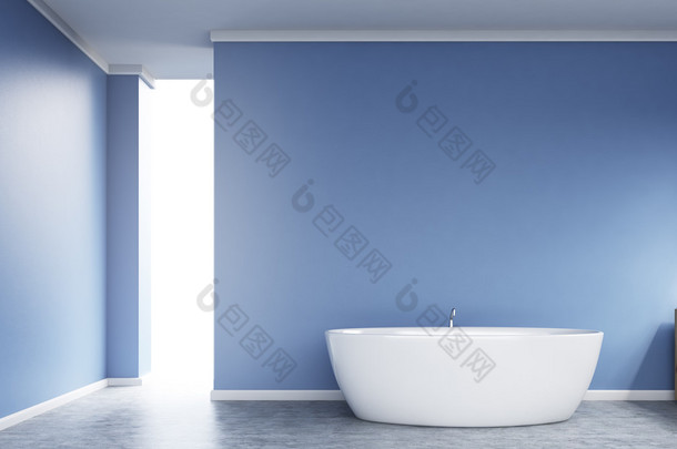 蓝色浴室内
