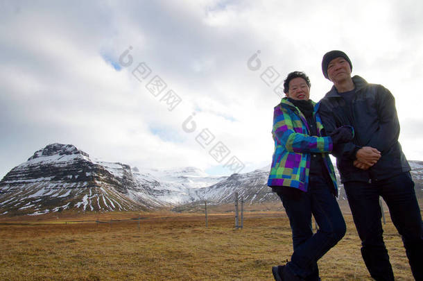 亚洲的年长夫妇享受周年的<strong>欧洲之旅</strong>。冰岛火山景观山与雪惊人的视图