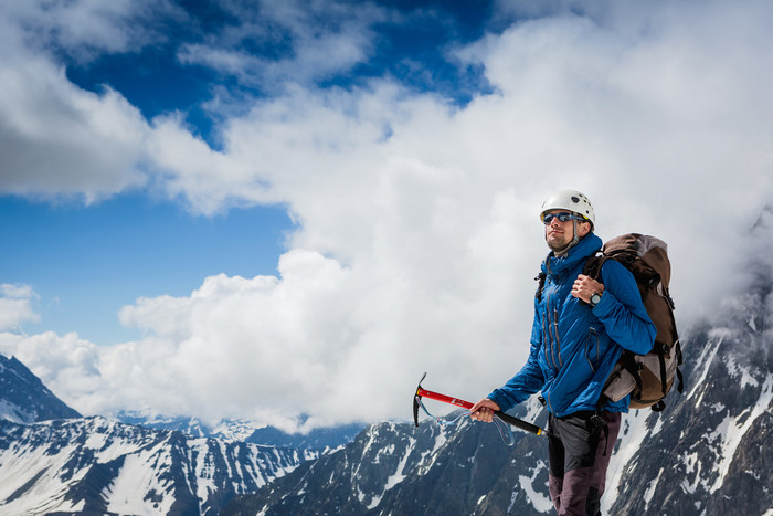 冰斧登山者到达顶部