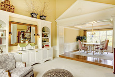 客厅，木制建筑，希腊式欧洲风格装饰. 