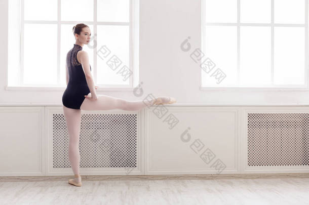 古典芭蕾舞演员使伸展类