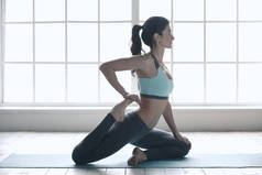 年轻女人做瑜伽姿势锻炼健康的生活方式